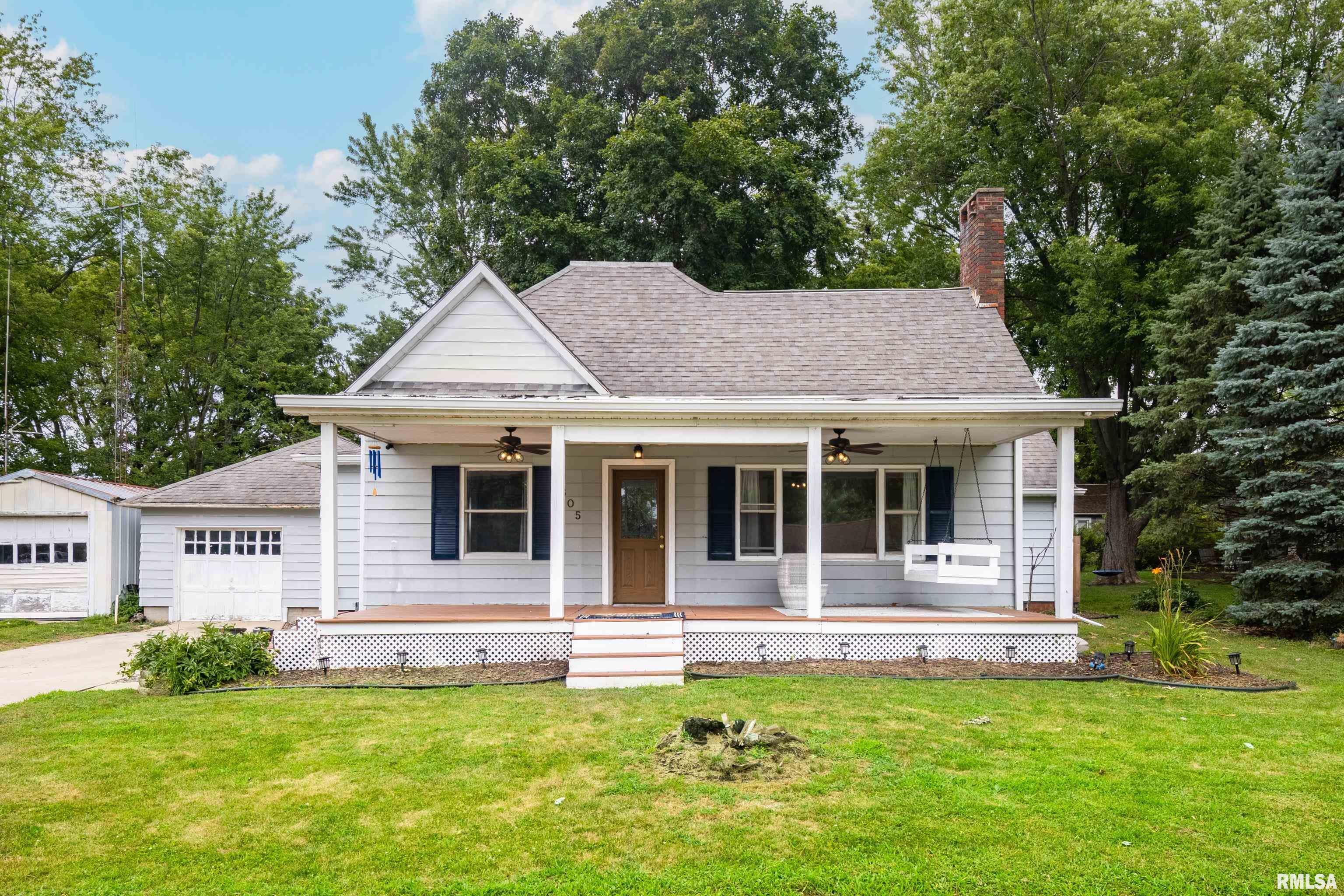 Property Photo: 805 W 3rd Street IL 61734