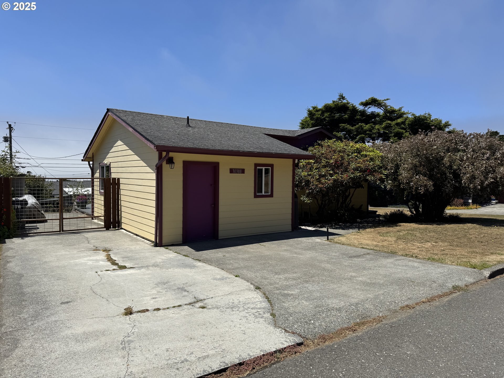 Property Photo:  30388 Hillside Ter  OR 97444 