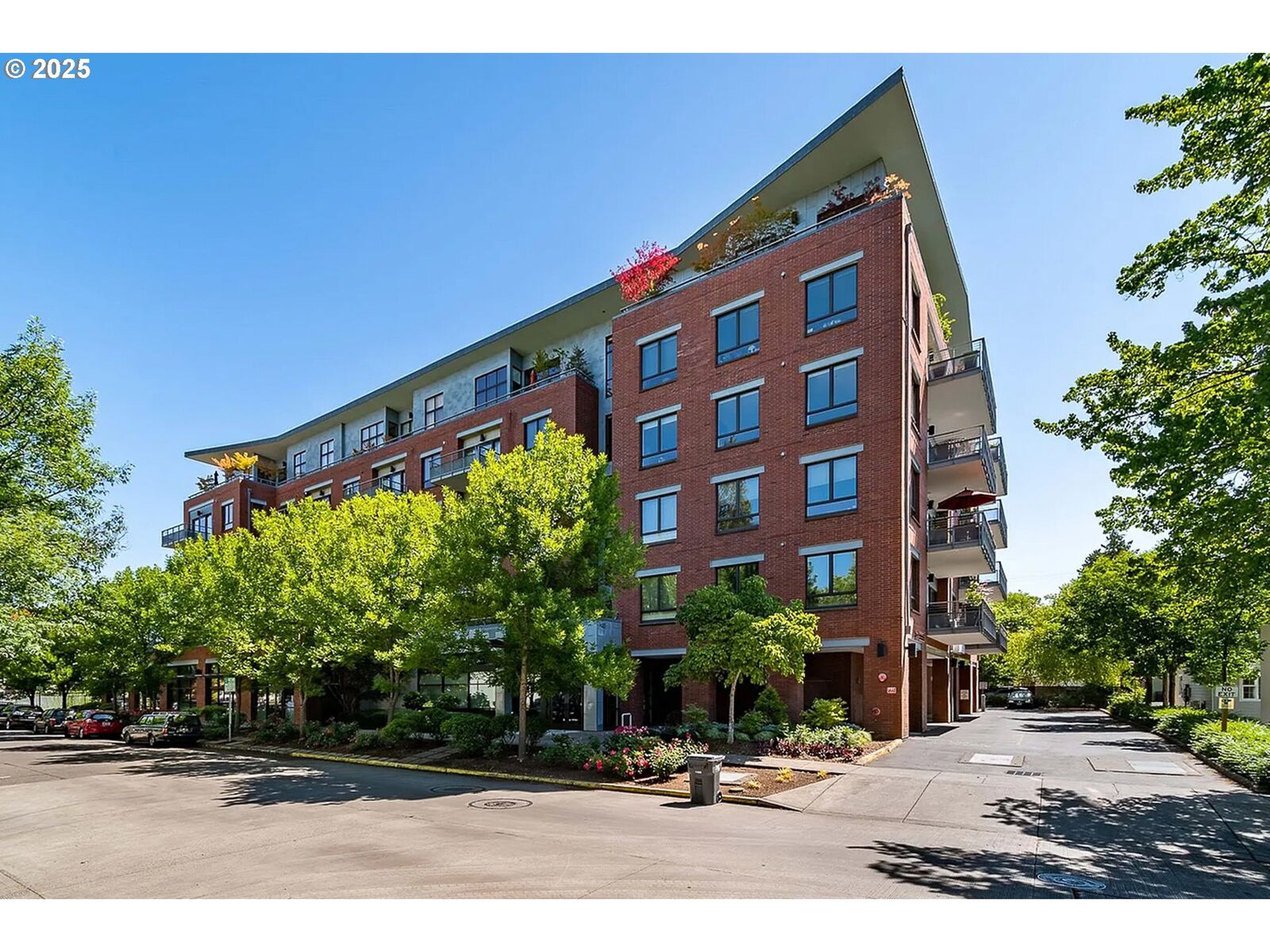 Property Photo:  1375 Olive St 505  OR 97401 