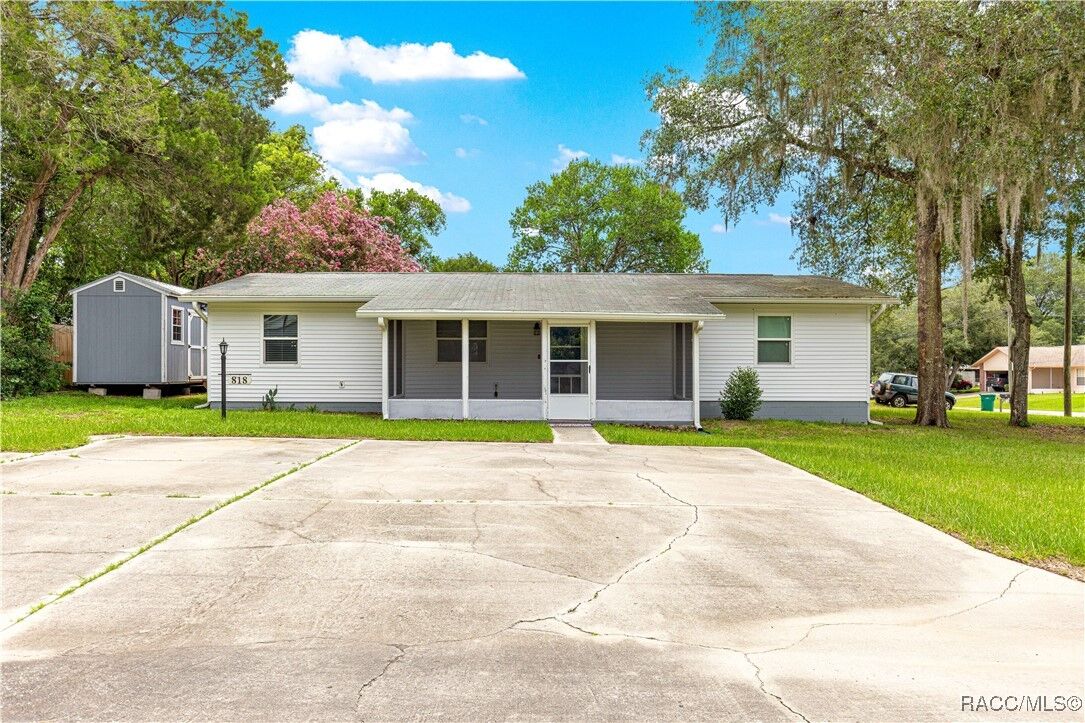 Property Photo: 818 Palm Avenue FL 34452
