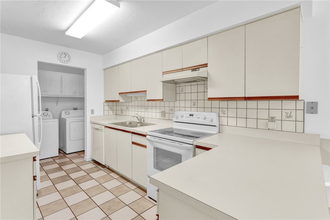 Property Photo: 646 Centre Court SW 102 FL 32962