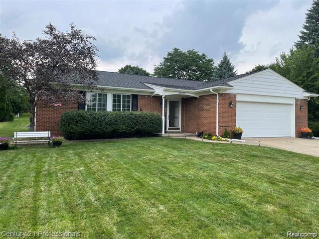 Property Photo: 2208 Cumberland Road Road MI 48307