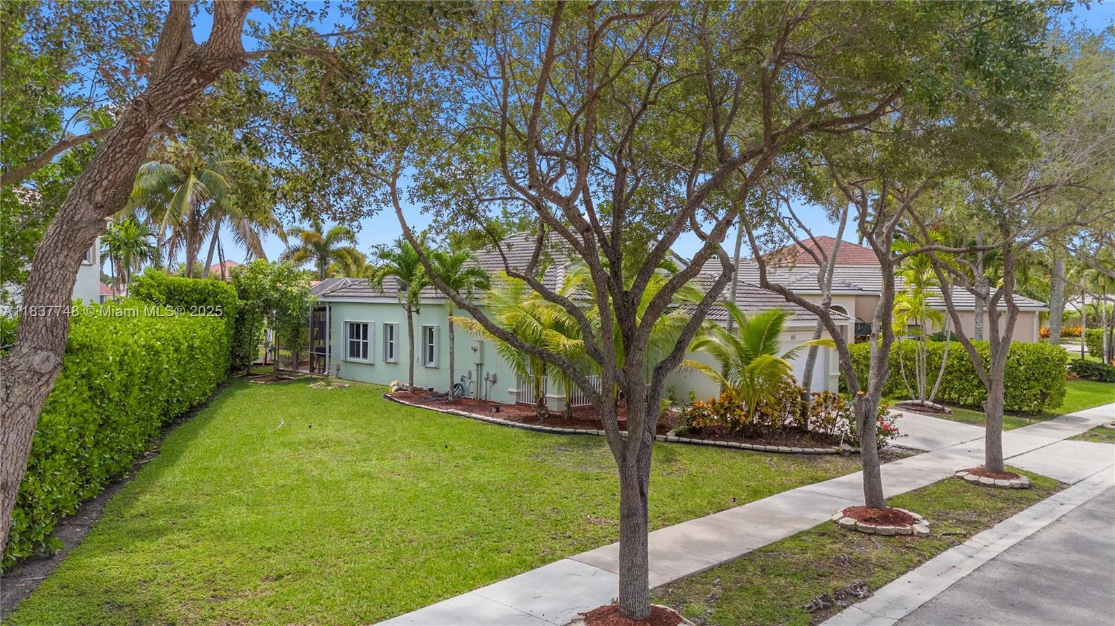Property Photo: 649 Willow Bend Rd FL 33327