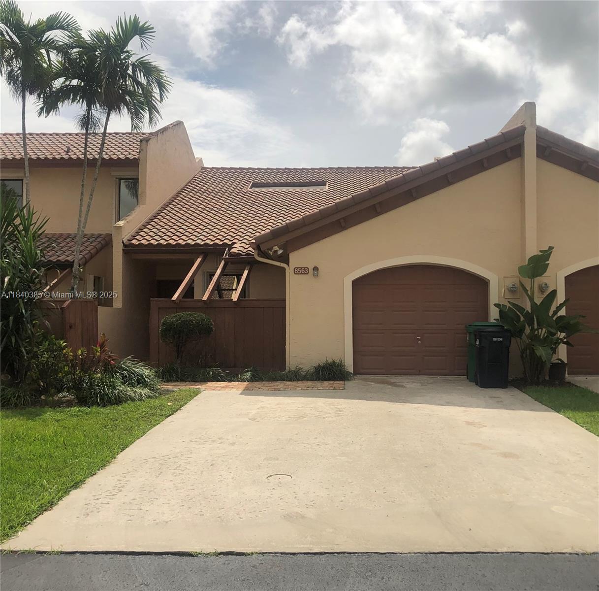 Property Photo: 8563 SW 114th Ct FL 33173