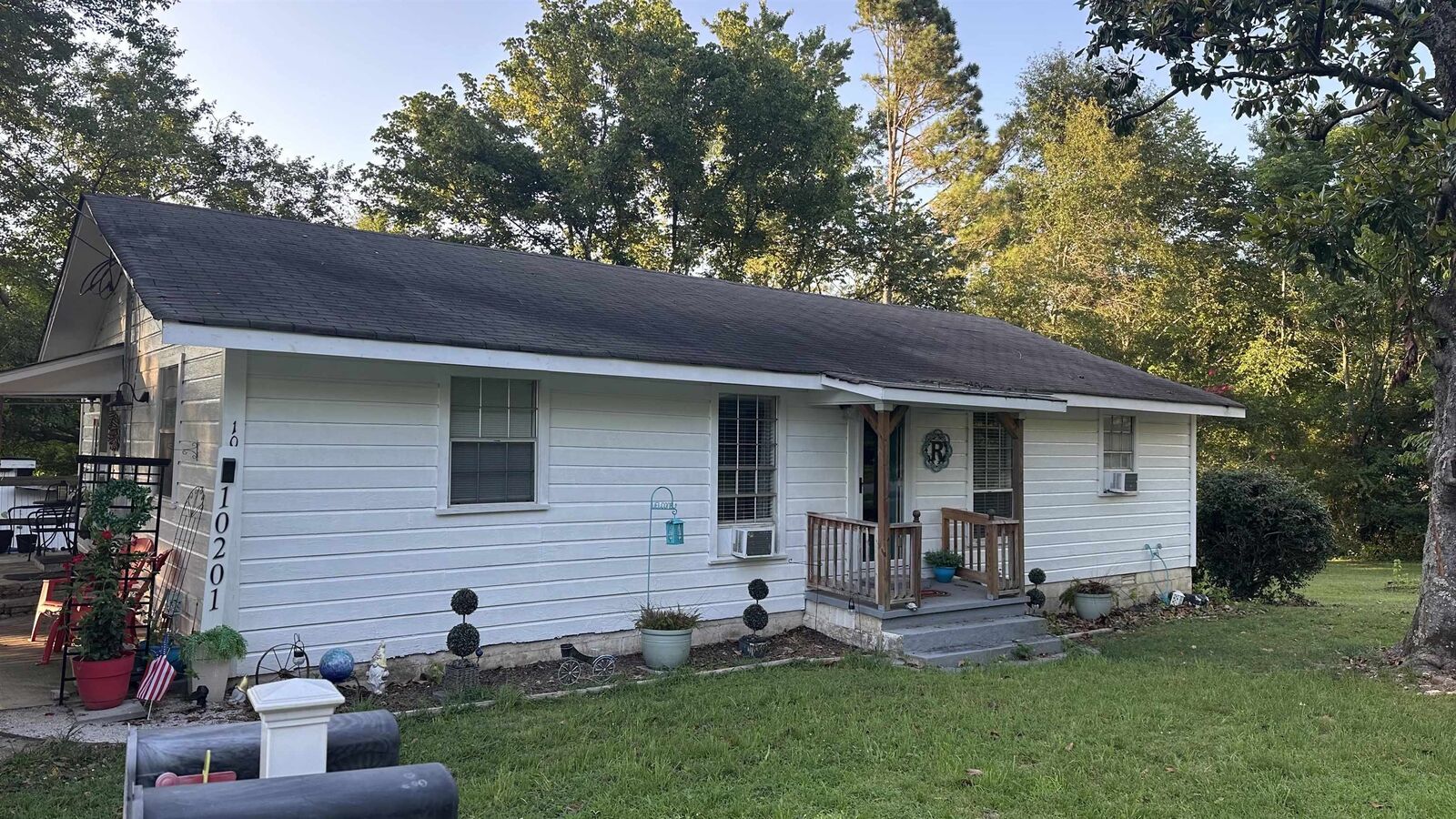 Property Photo:  10201 Lee St E  AL 35031 - BLOUNTSV 