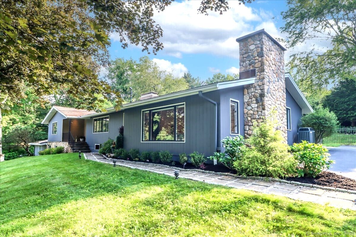 Property Photo:  10 Fernbrook Drive  CT 06804 
