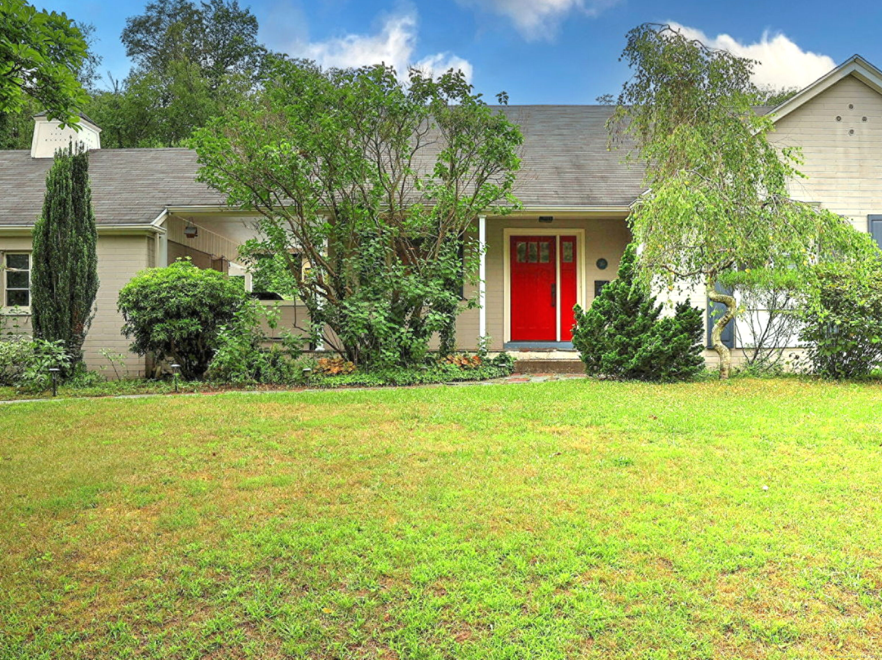 Property Photo: 90 Edgewood Way CT 06515