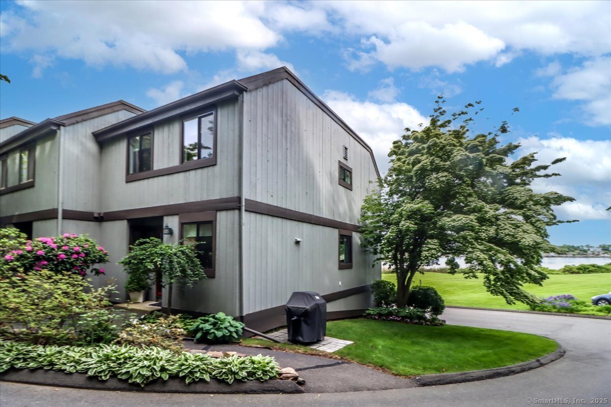 Property Photo: 17 Harbour Village F CT 06405