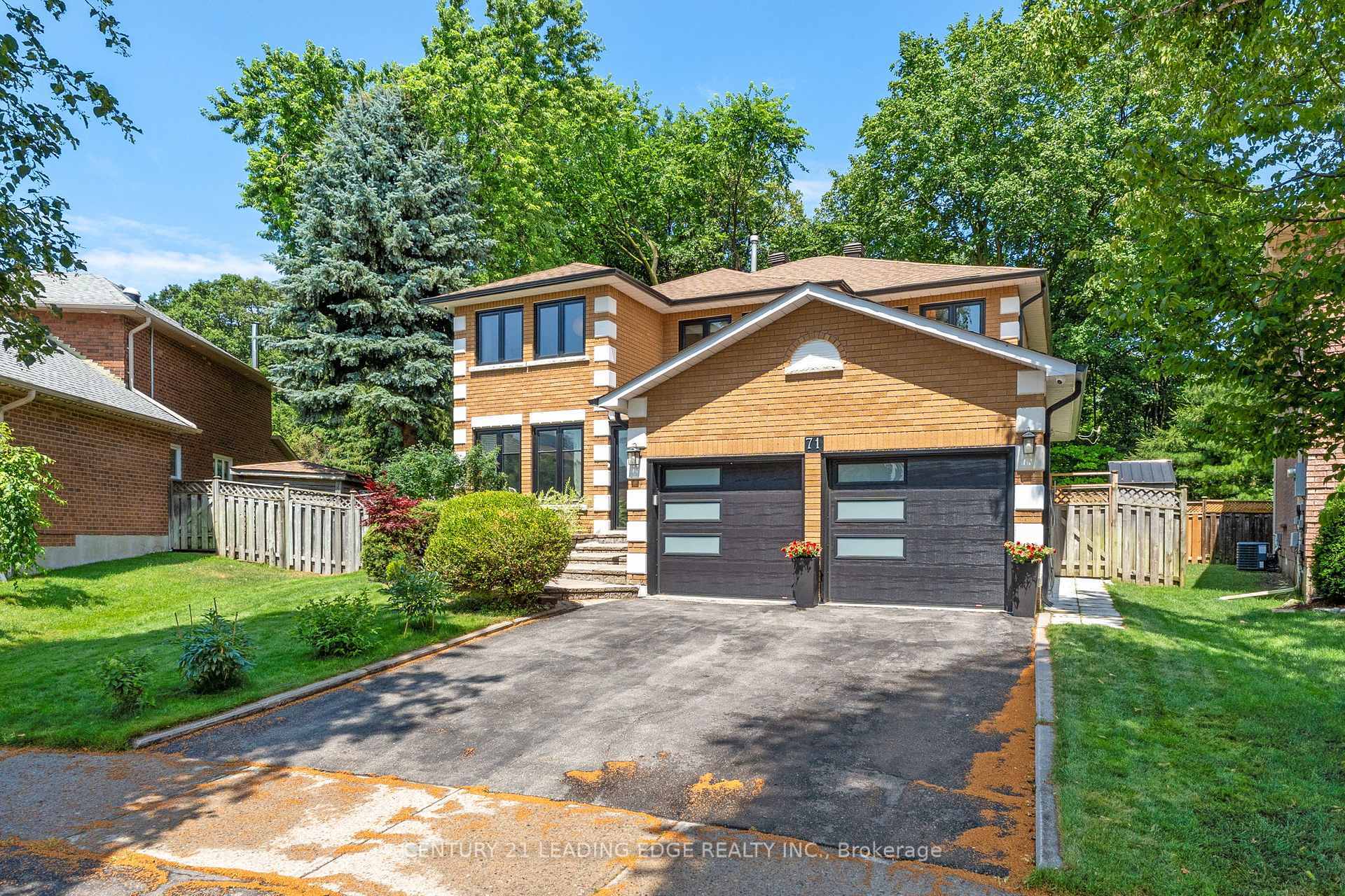 Property Photo: 71 Red Oak Drive ON L4B 1W2
