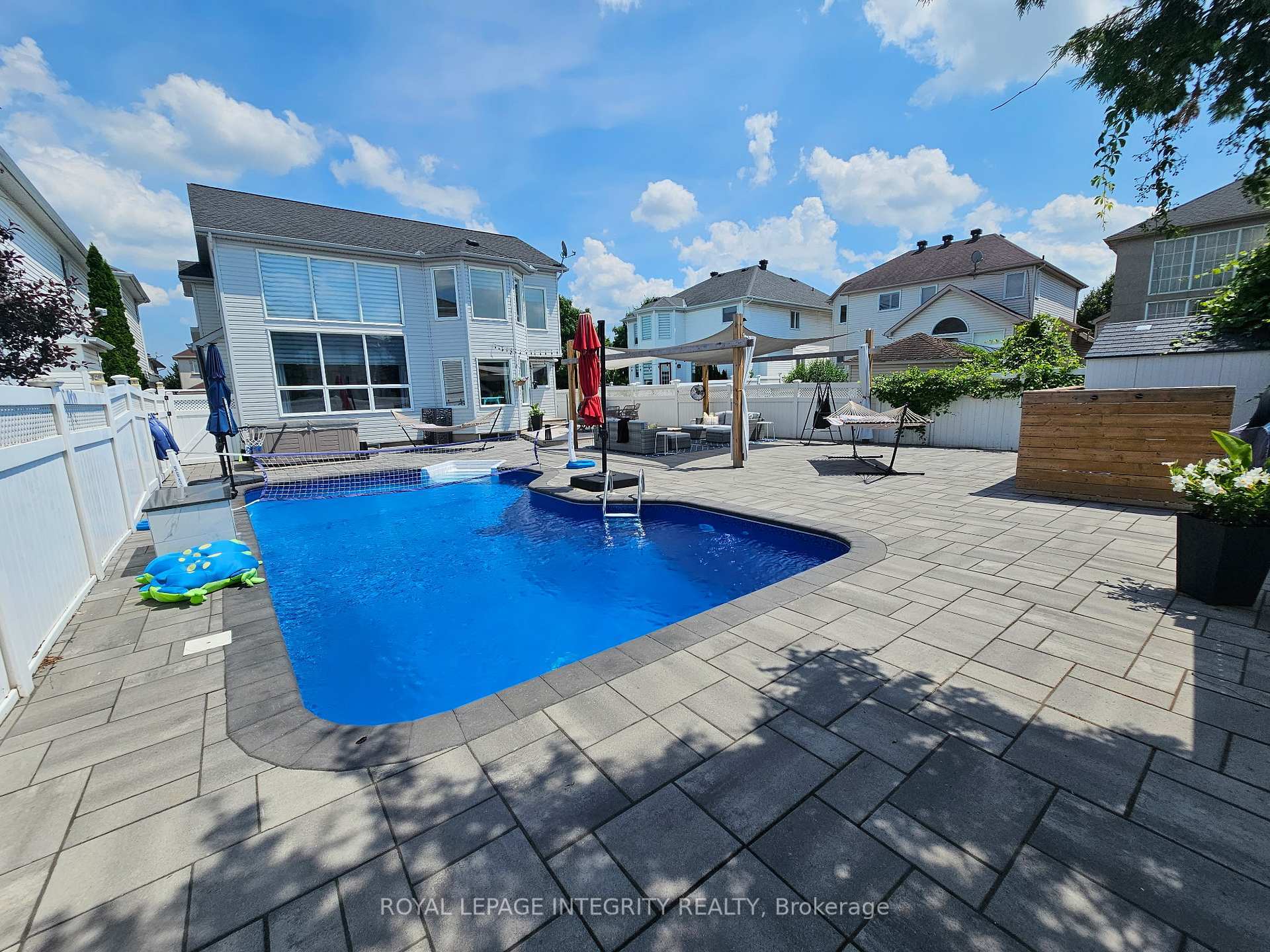 Property Photo: 4 Bracewood Way ON K2J 4Y3