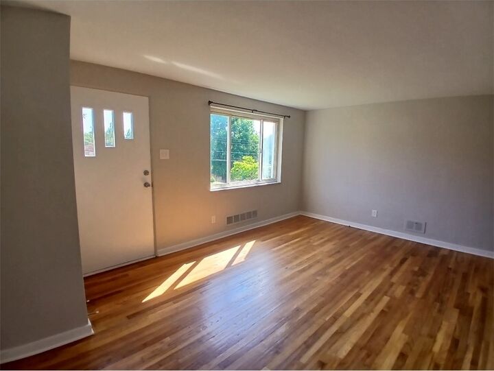 Property Photo: 1422 Oak Dr PA 15234