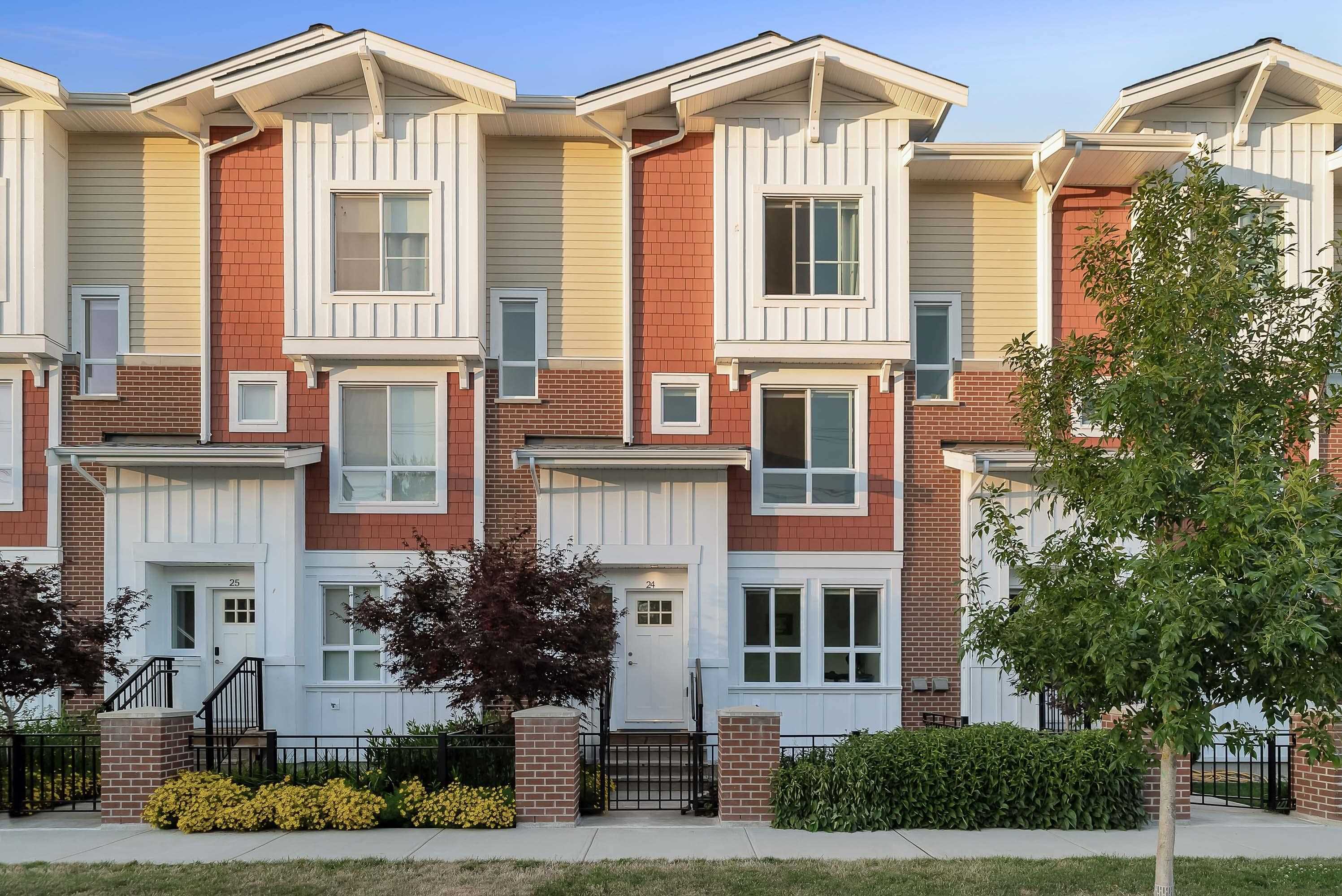 Property Photo: 16561 17A Avenue 24 BC V3Z 1J3