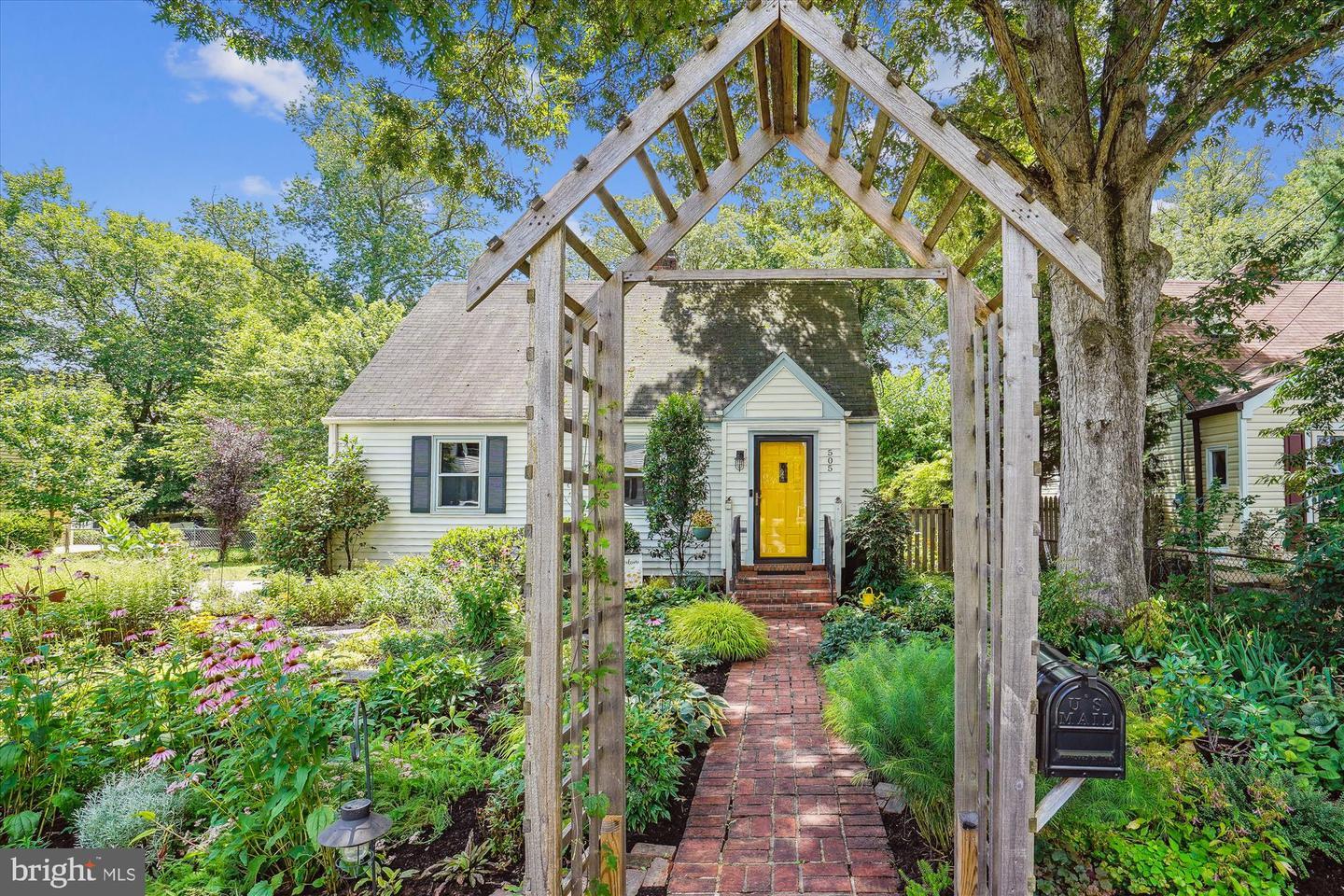 Property Photo:  505 Randolph Street  VA 22046 