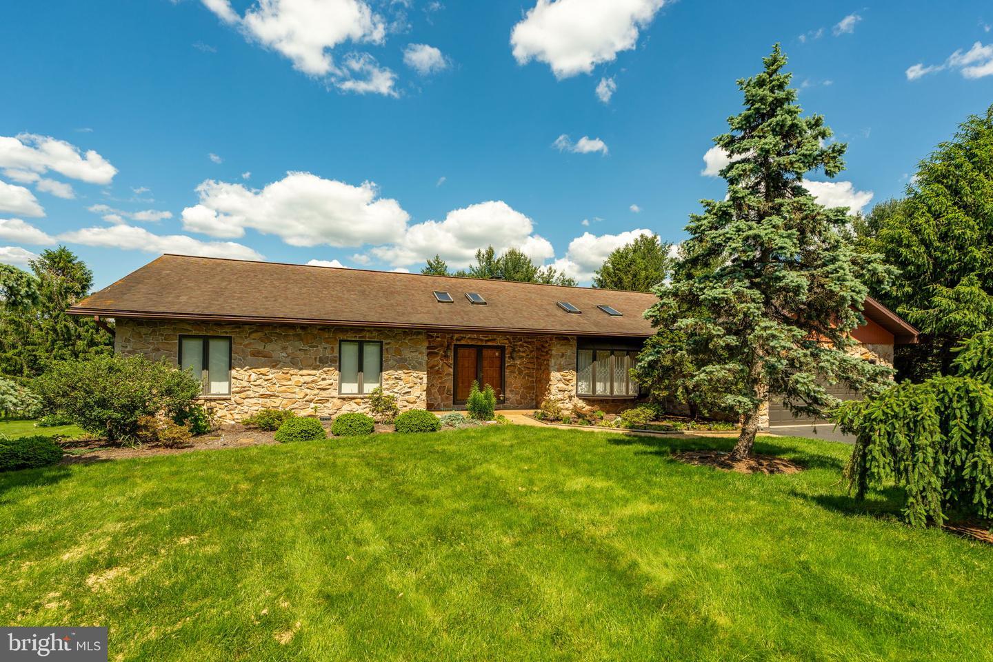 Property Photo: 1310 Oberholtzer Lane PA 17517