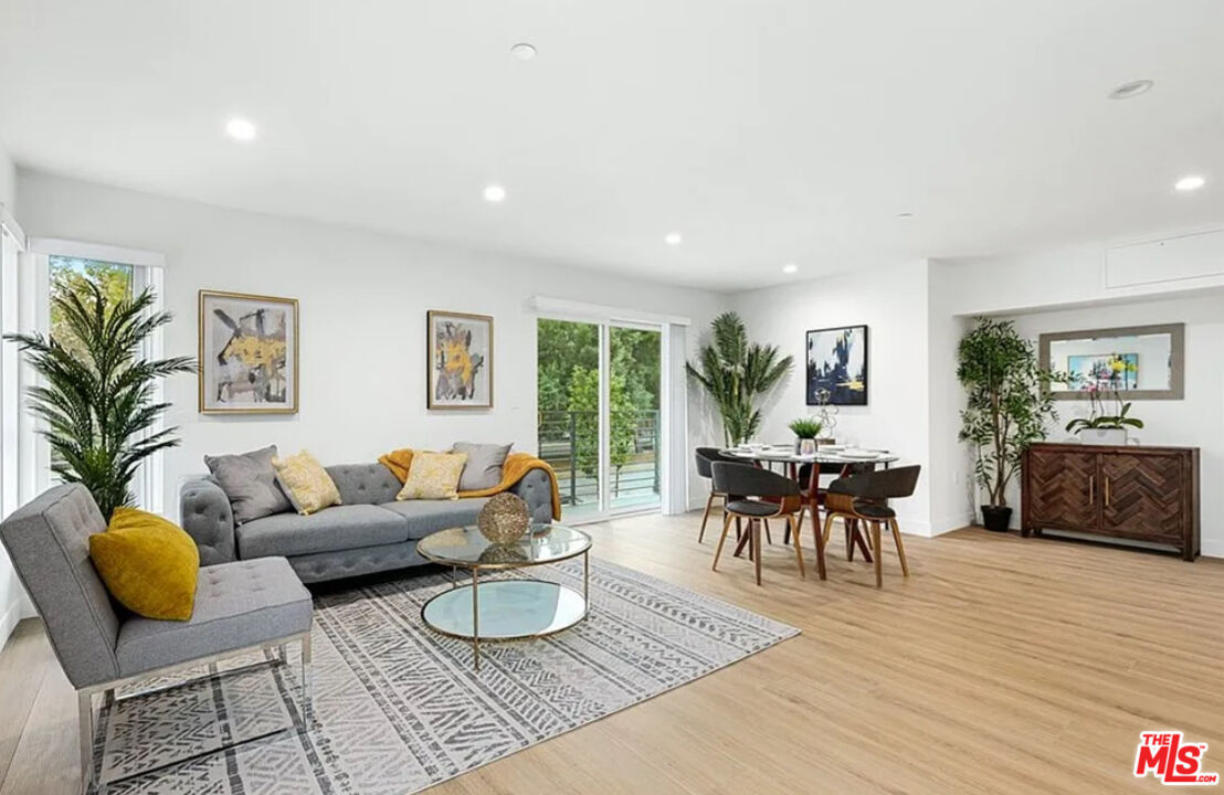 Property Photo: 5405 Hermitage Ave CA 91607