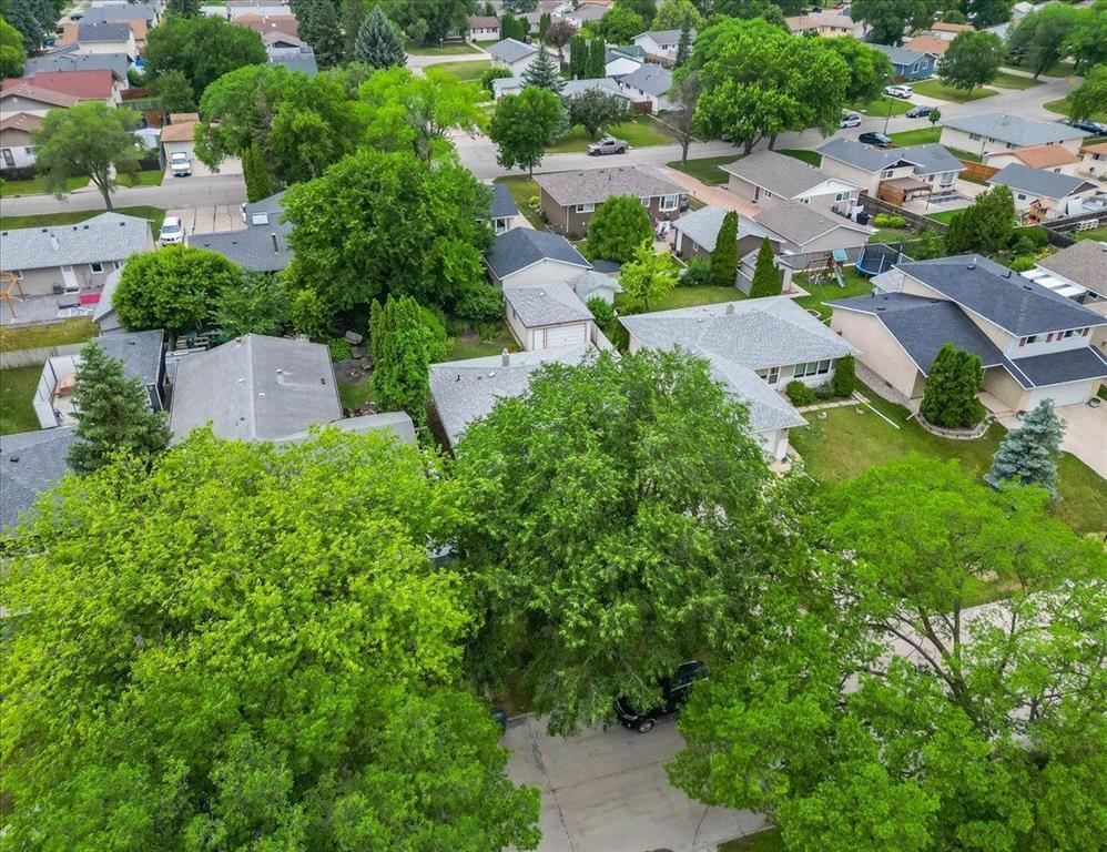 Property Photo: 14 Dampsy Crescent MB R2K 3L8