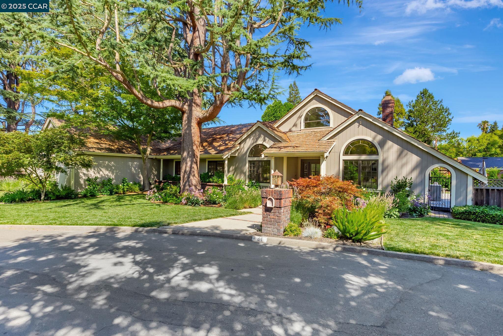 Property Photo: 21 Carriage Ct CA 94507