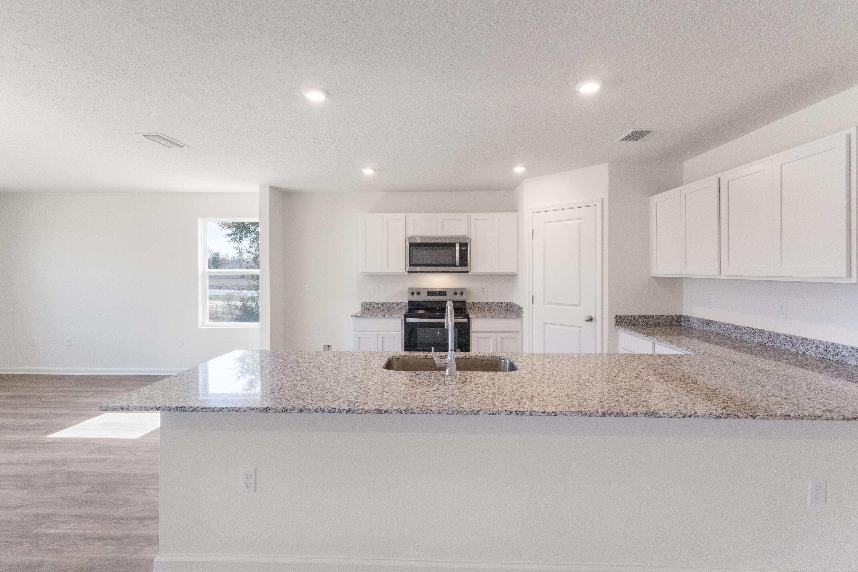 Property Photo: 6008 Hidden Knoll Court FL 32539