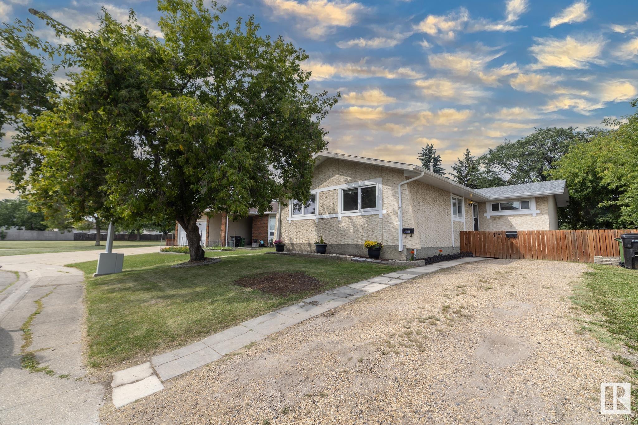 11944 152B Avenue NW  Edmonton AB T5X 1G4 photo