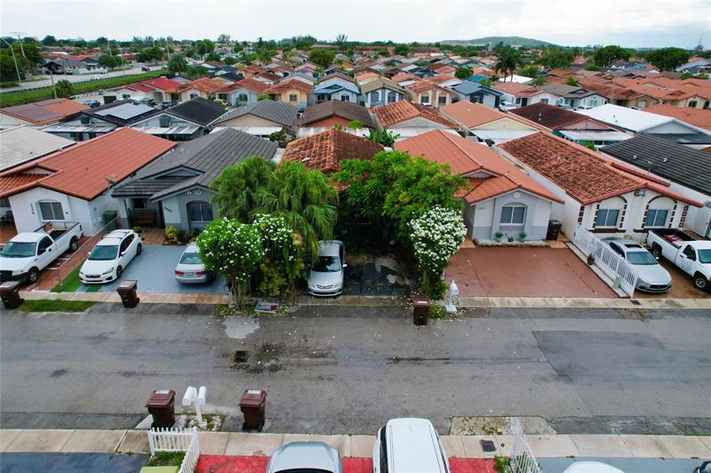 Property Photo: 2846 W 75th Ter FL 33018