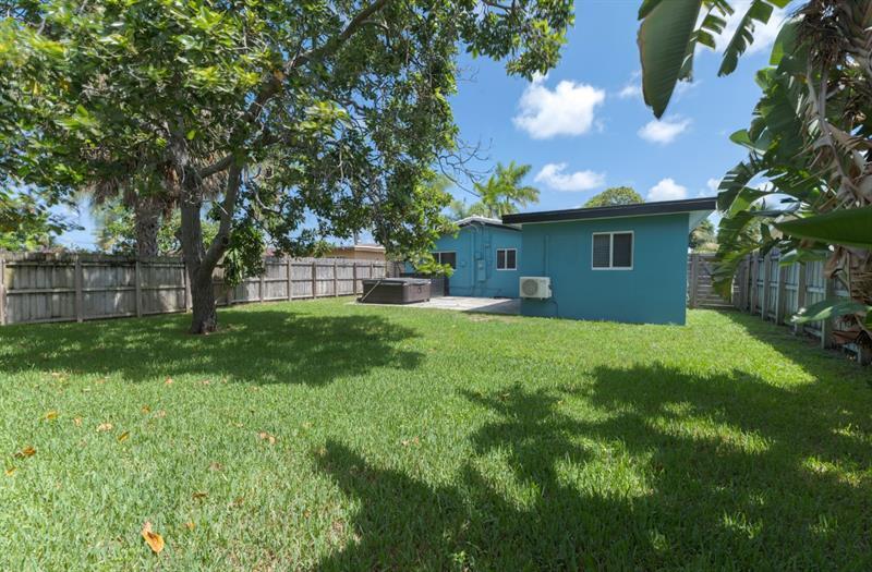 Property Photo: 361 NE 43rd Ct FL 33334