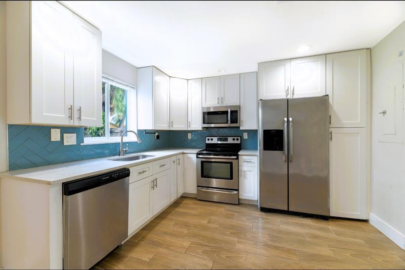 Property Photo: 361 NE 43rd Ct FL 33334