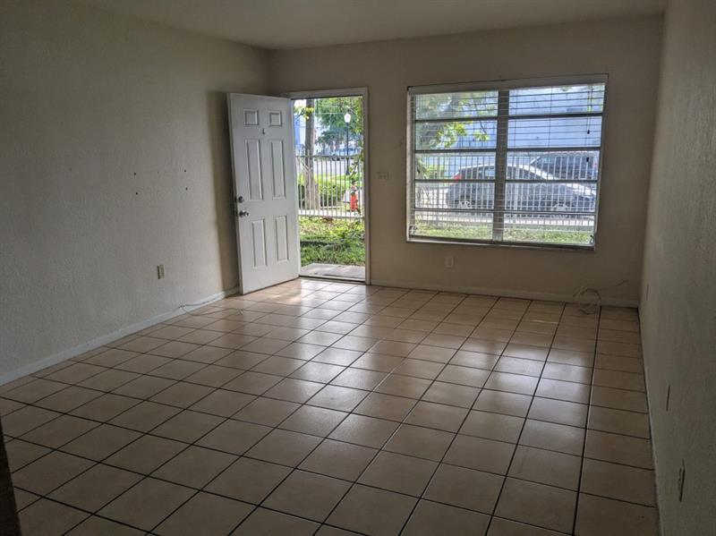 Property Photo: 17367 SW 95th Ave 17367 FL 33157