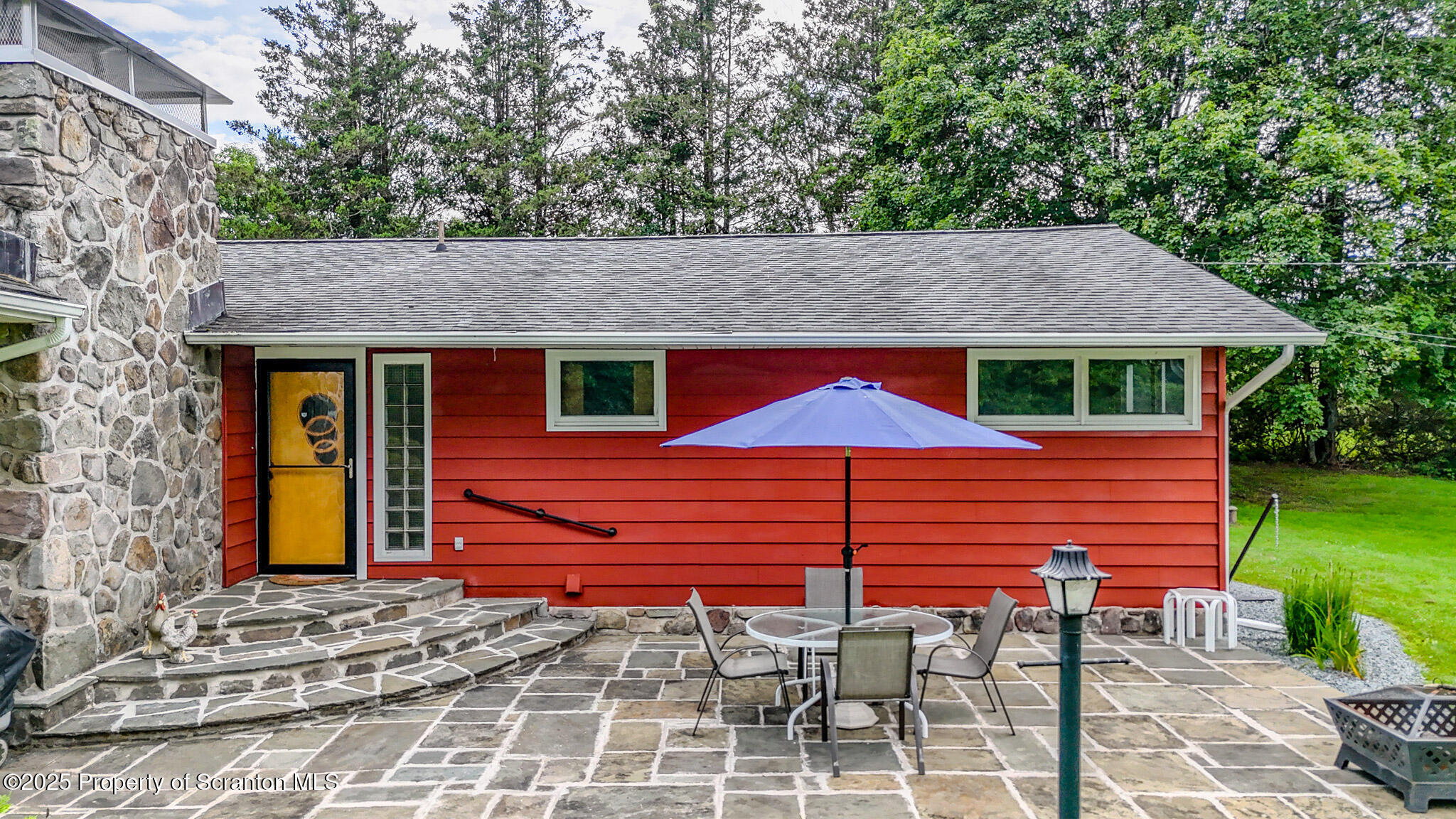 Property Photo:  