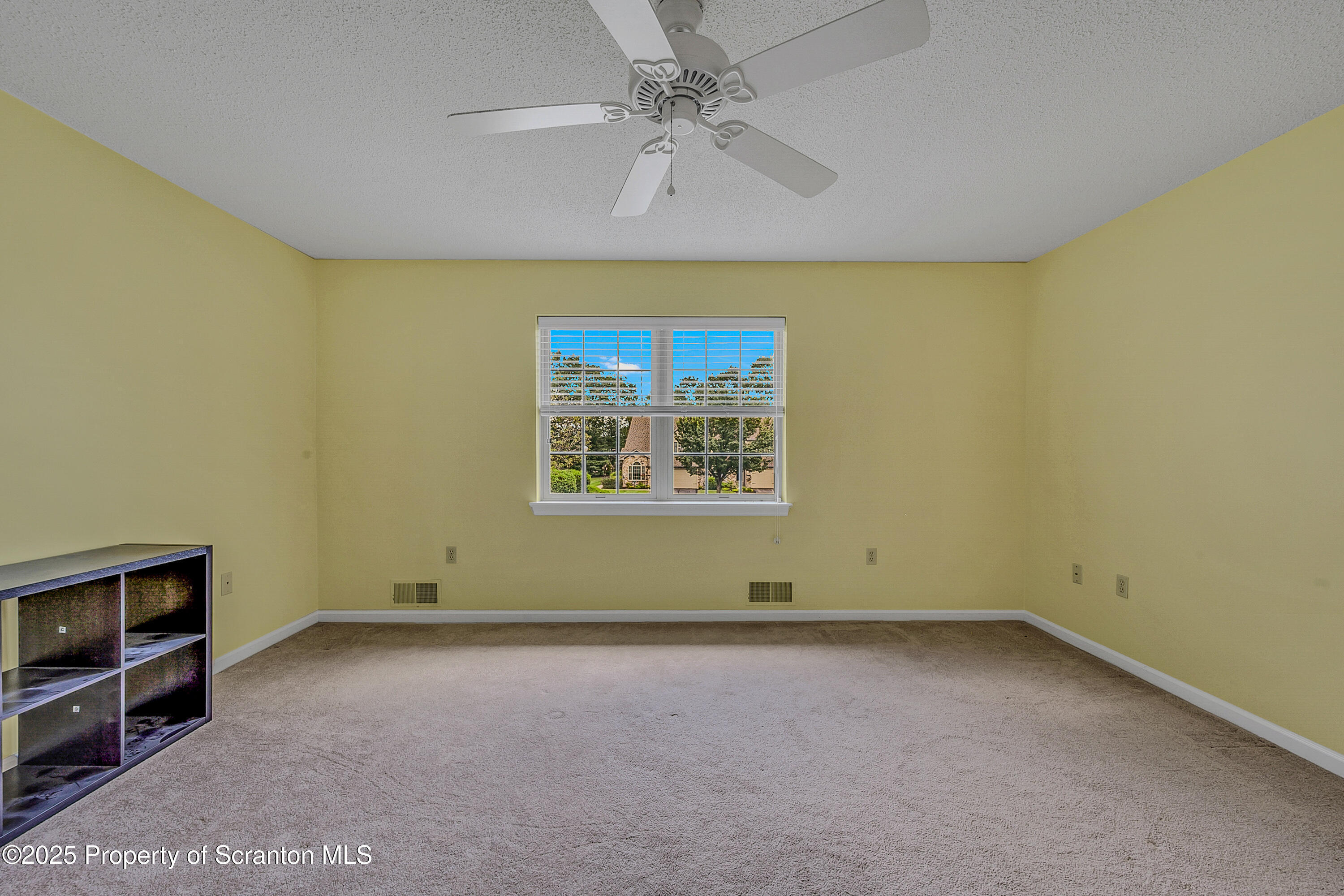 Property Photo: 33 Hedge Row Run PA 18411