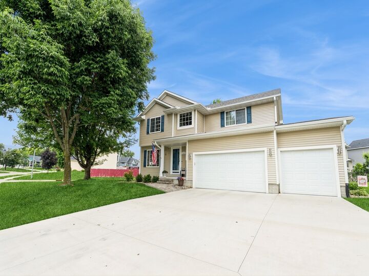 Property Photo: 5336 E Kenyon Circle IA 50320