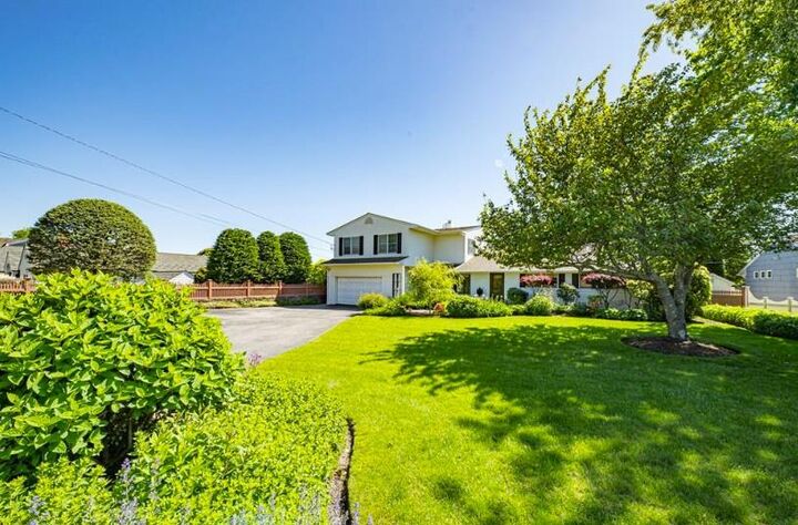 Property Photo:  137 Melbury Road  NY 11702 