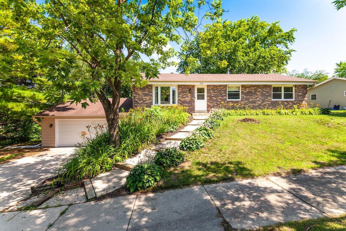 2028 Dixie Dr  Waukesha WI 53189 photo