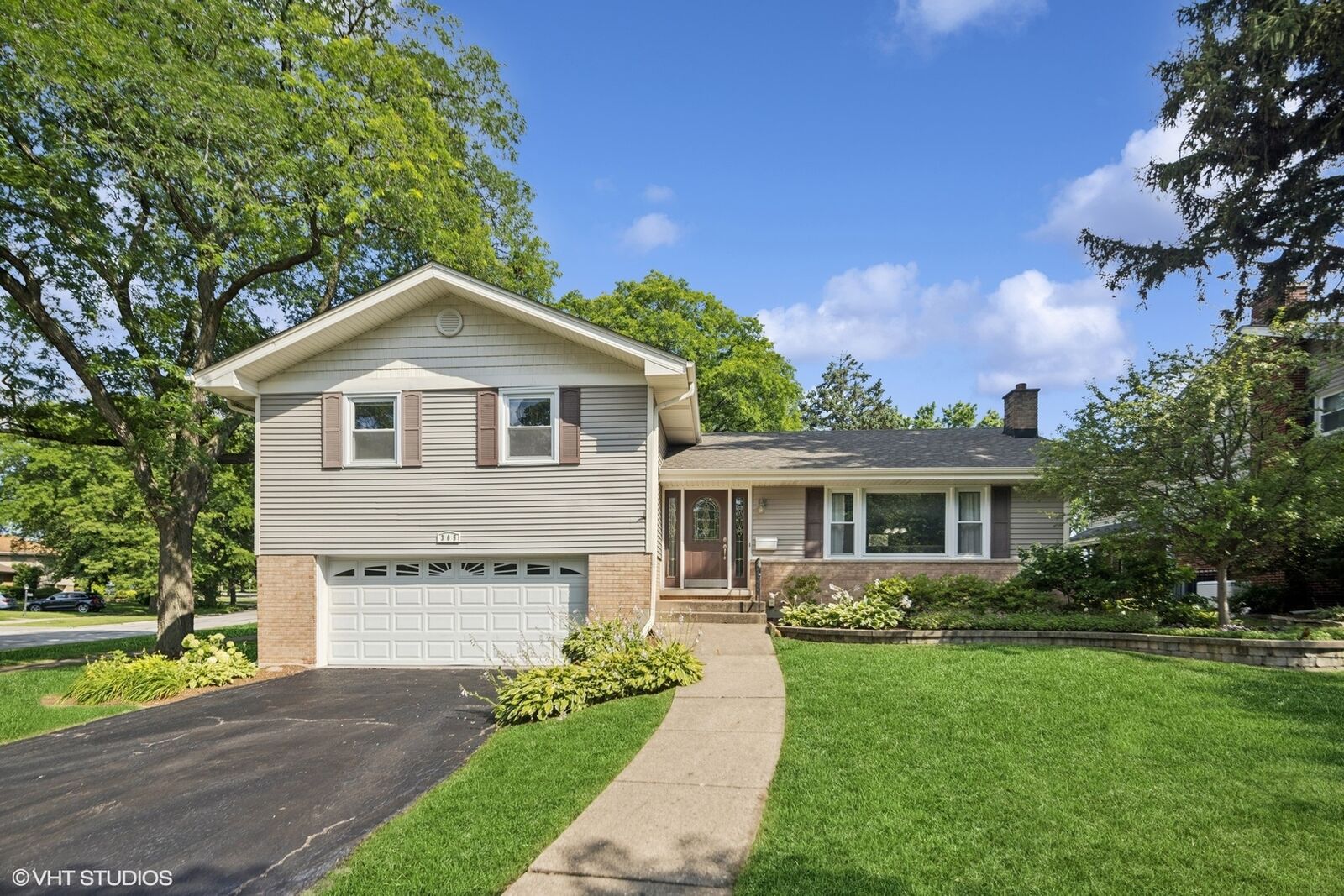 Property Photo: 305 Willowcrest Drive IL 60181