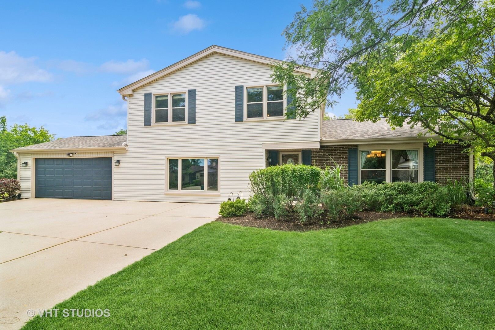 Property Photo: 1050 Crofton Lane IL 60089