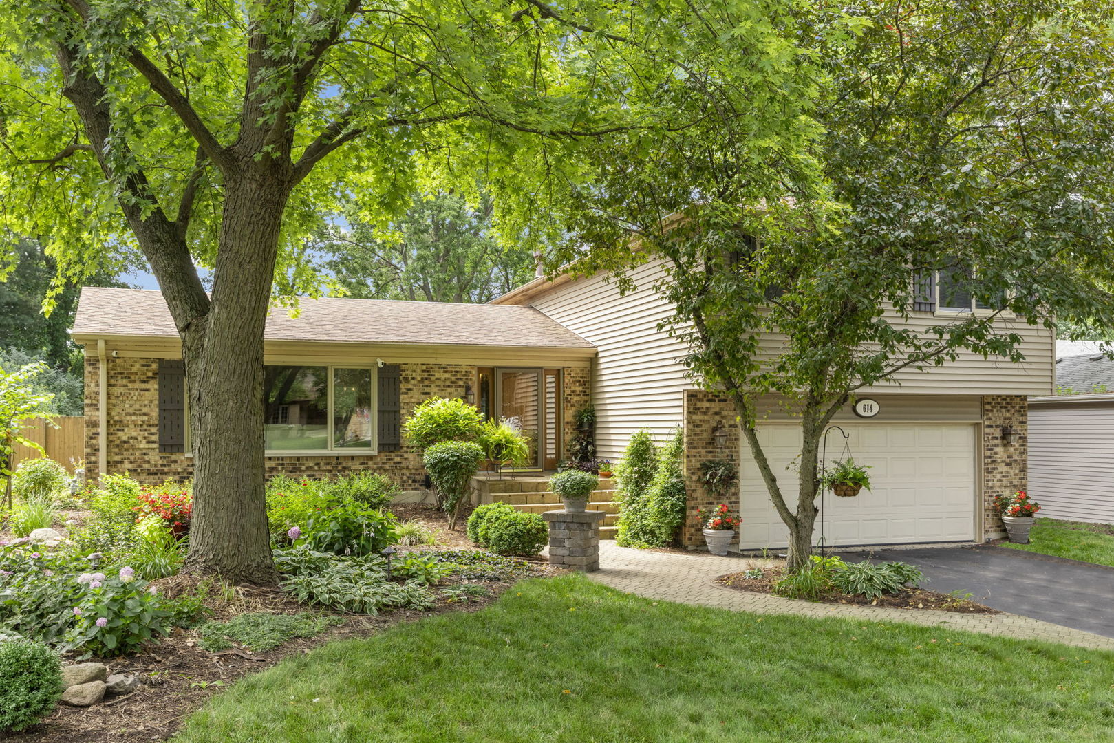 Property Photo: 614 Bakewell Lane IL 60565