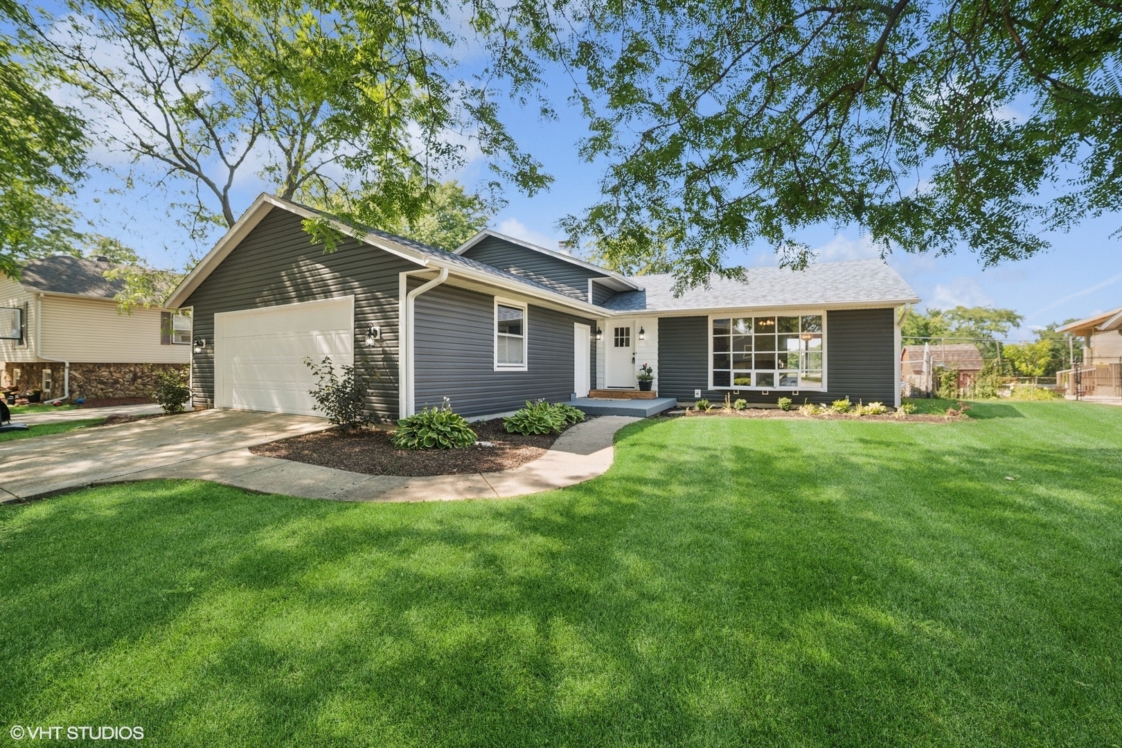 Property Photo: 6 Spring Valley Lane IL 60107