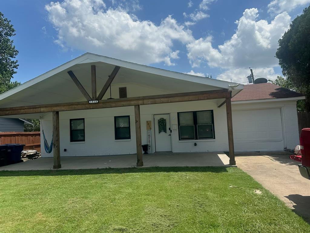Property Photo:  1010 Kings Row  TX 75069 