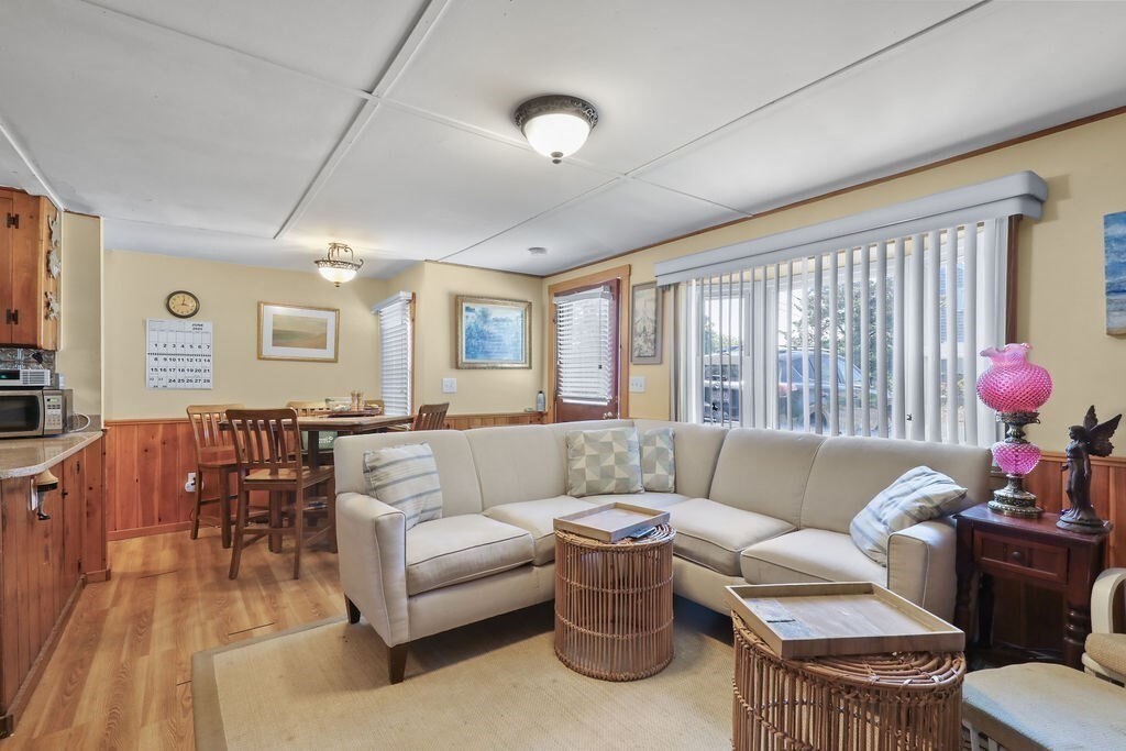 Property Photo:  118 Bay Rd  MA 02642 