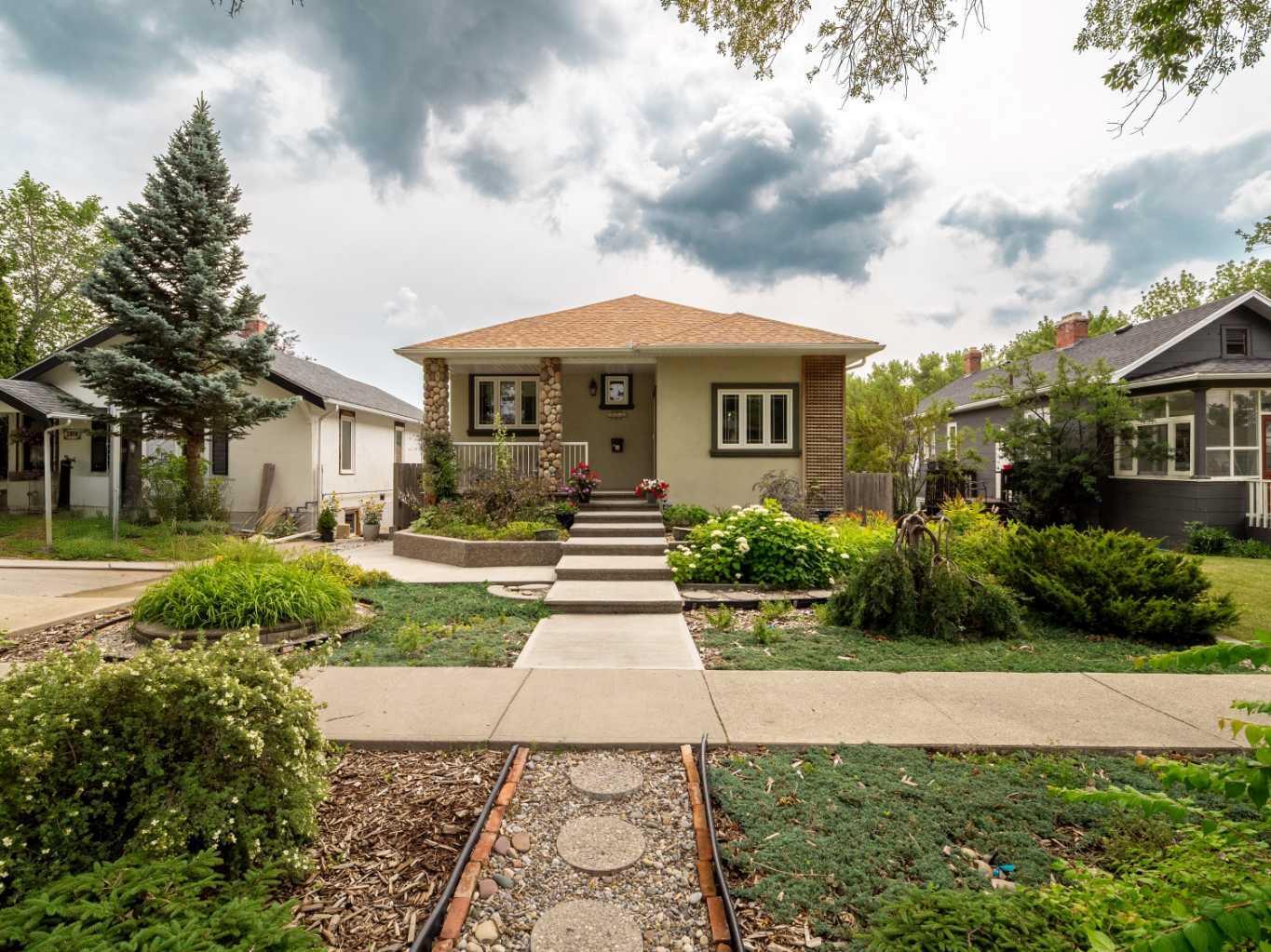 Property Photo:  2006 7 Avenue S  AB T1J 1M6 
