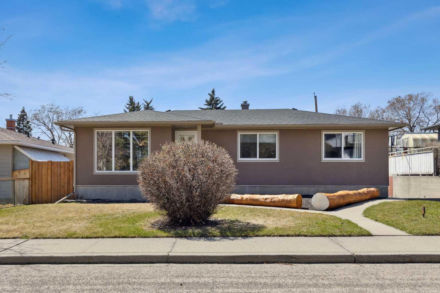 Property Photo: 139 Cornwallis Drive NW AB T2K 1V3