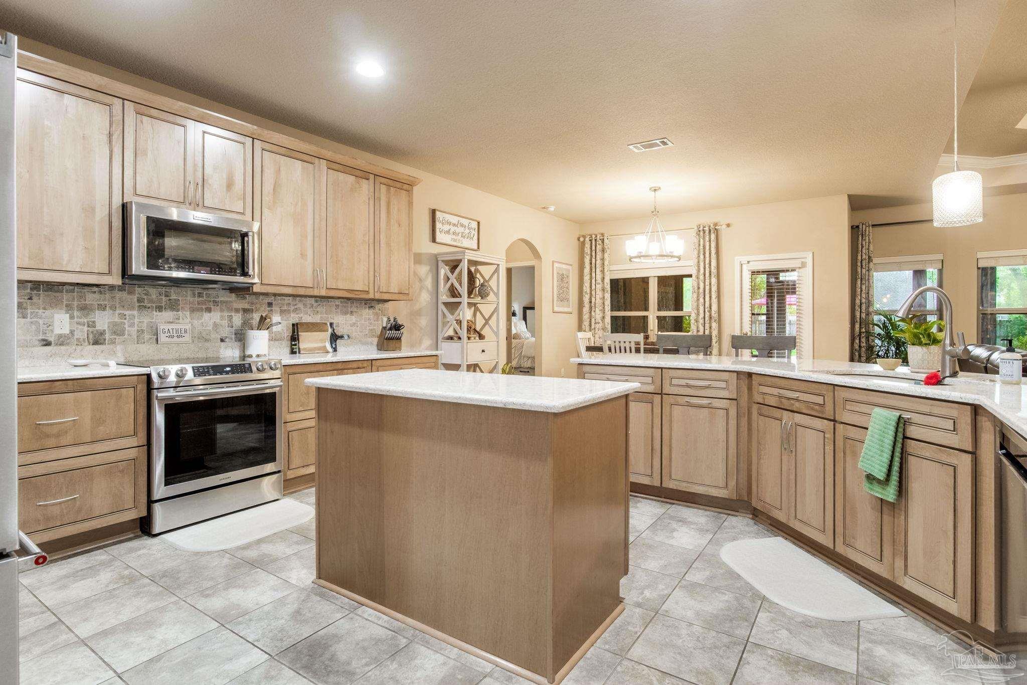 Property Photo: 5521 Huntingdon St FL 32570