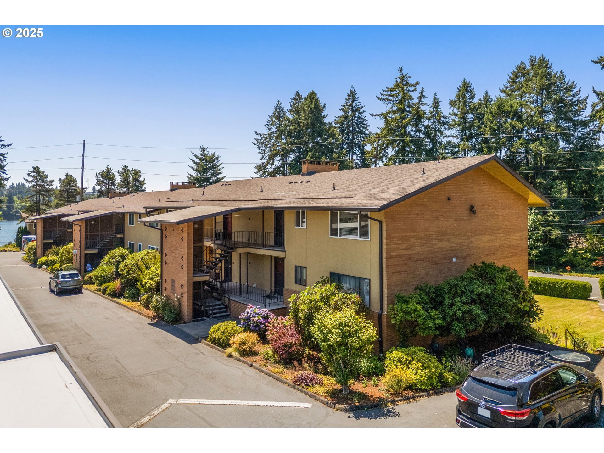 Property Photo:  1400 SE Lava Dr 22  OR 97222 