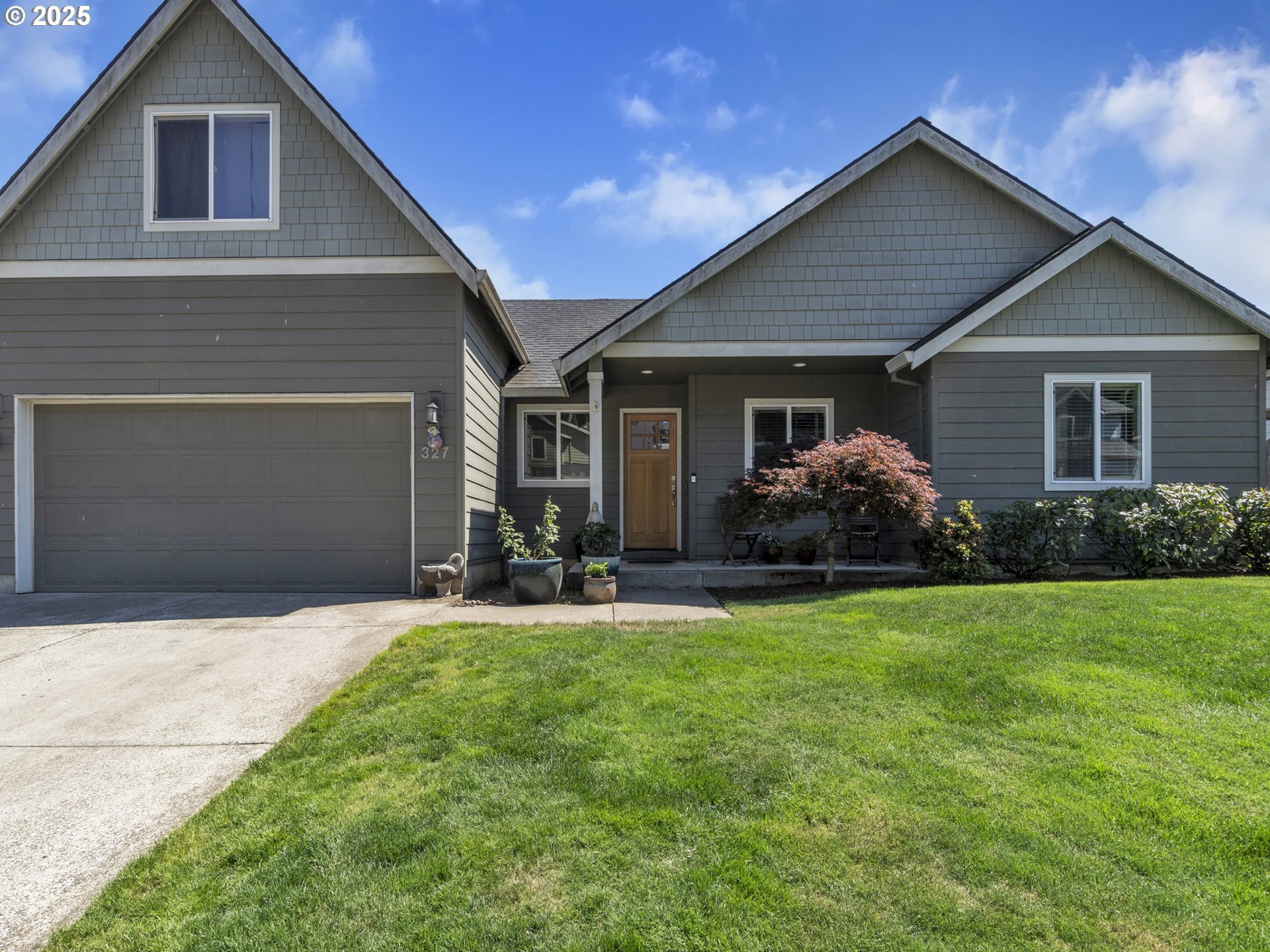 Property Photo:  327 NW Pacific Hills Dr  OR 97396 