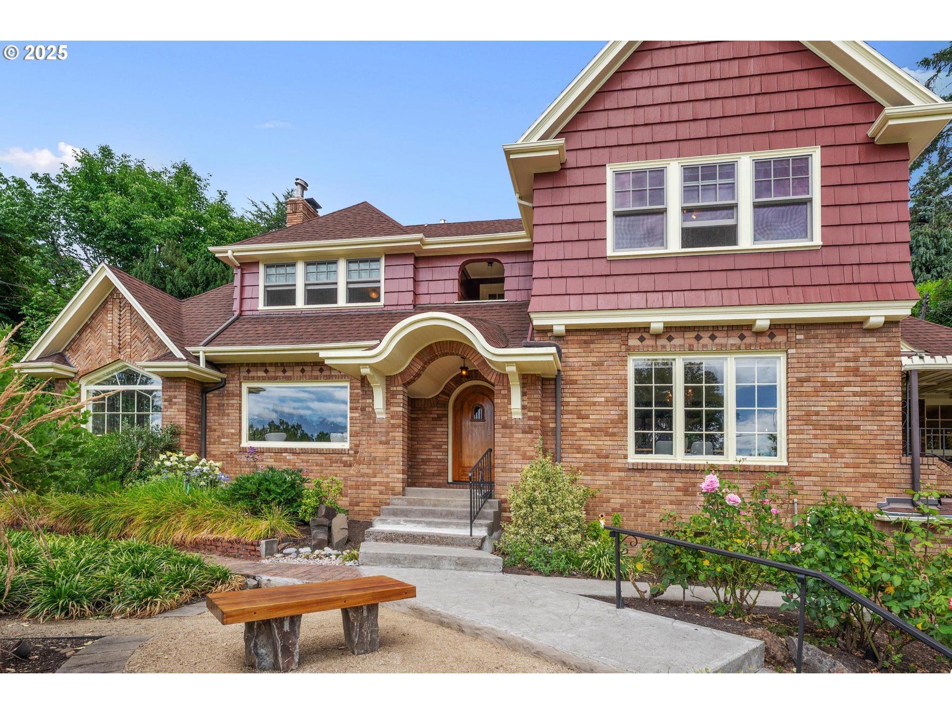 Property Photo: 4243 NE Wistaria Dr OR 97213