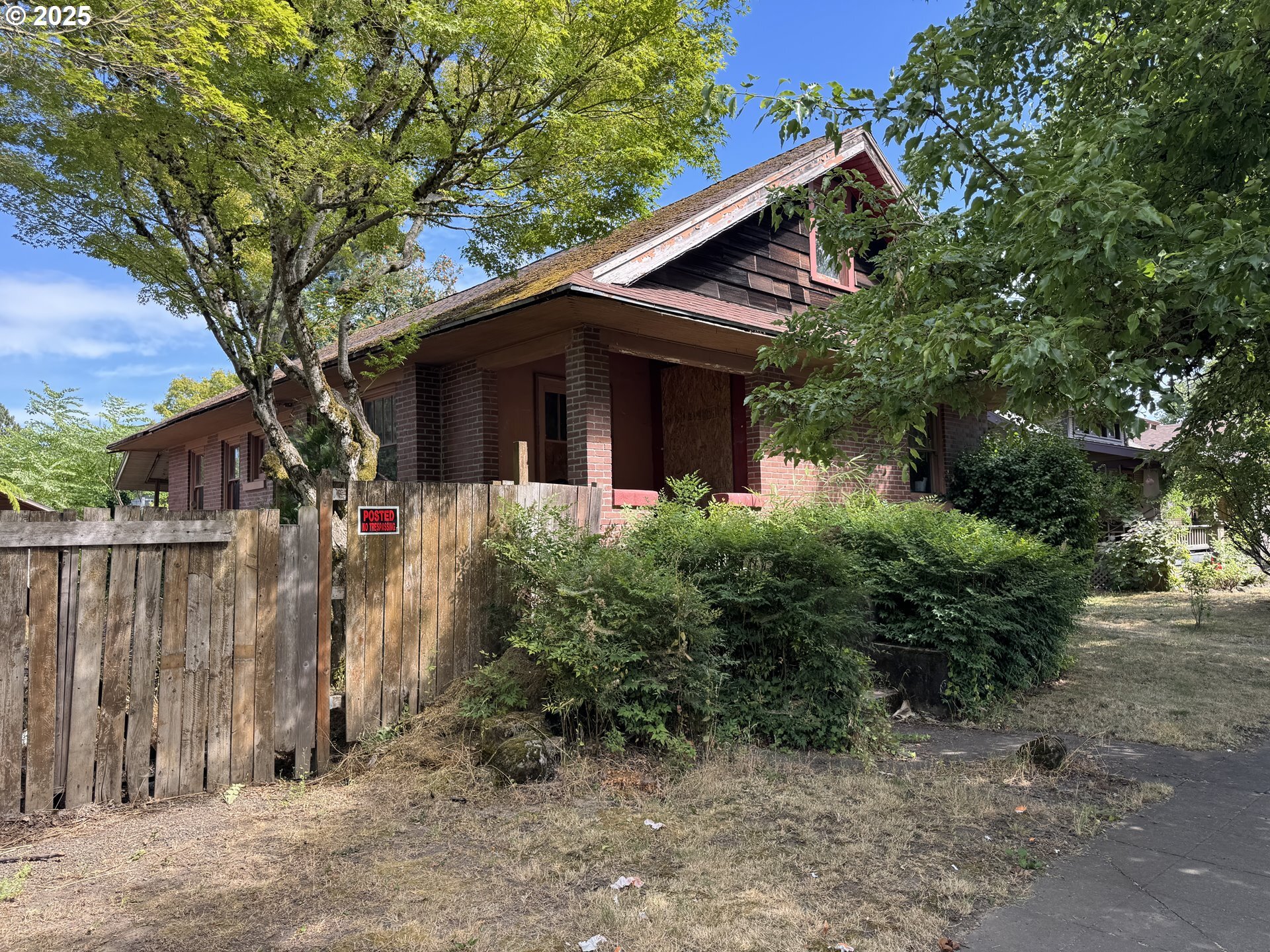 Property Photo: 240 SE Davis St OR 97128