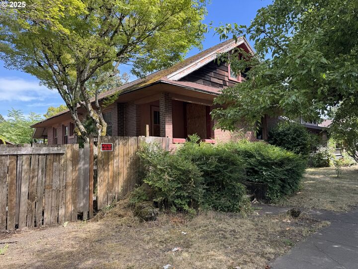 Property Photo:  240 SE Davis St  OR 97128 