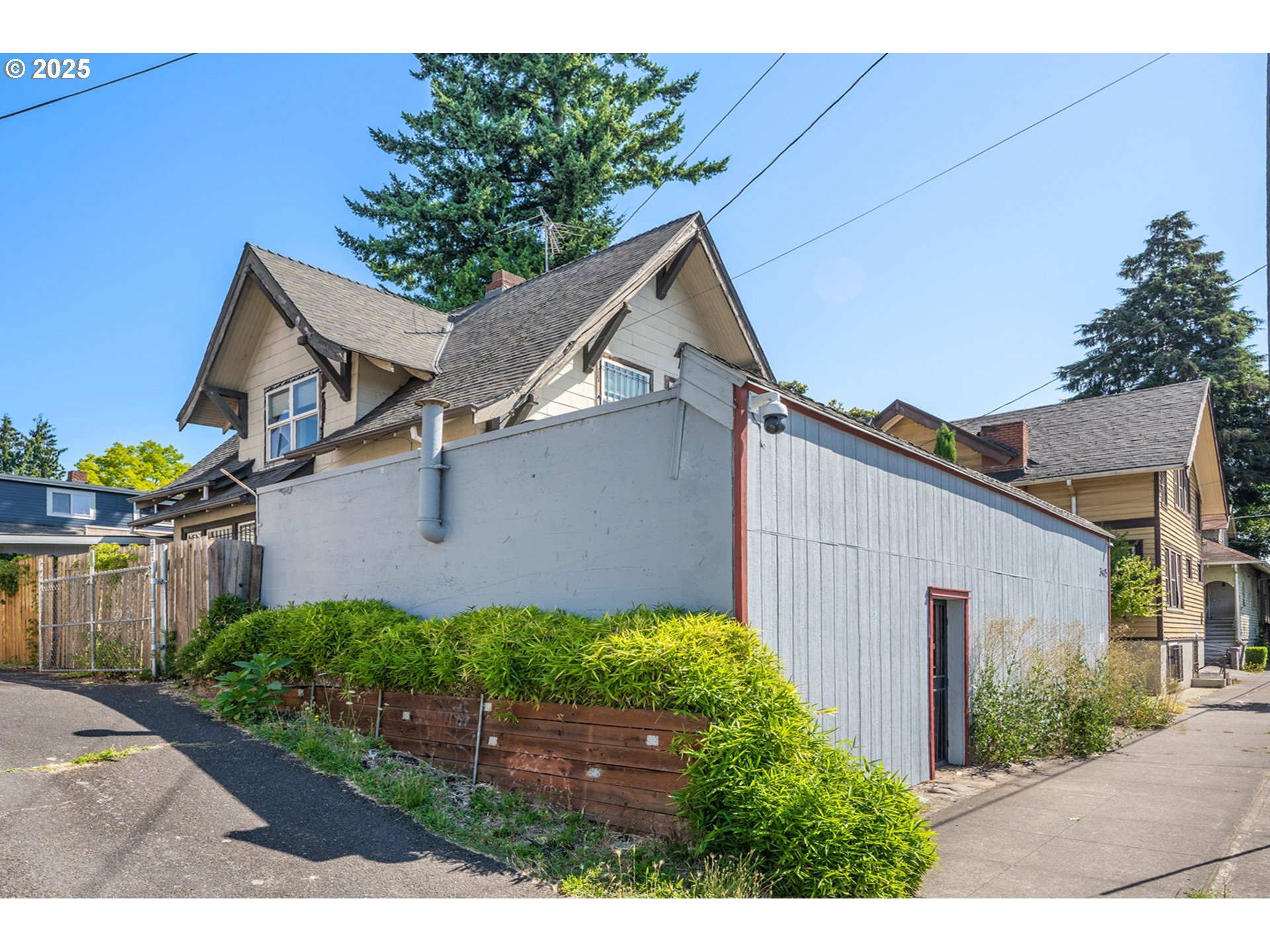 Property Photo: 3403 NE Broadway St OR 97232