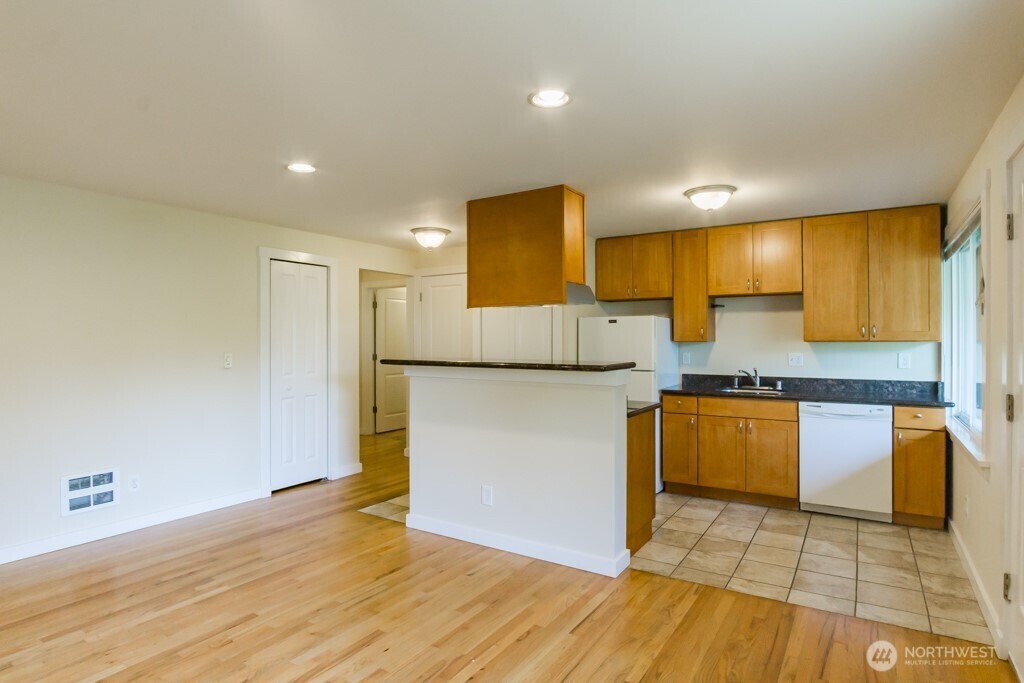 Property Photo: 2211 Franklin Avenue E 5 WA 98102