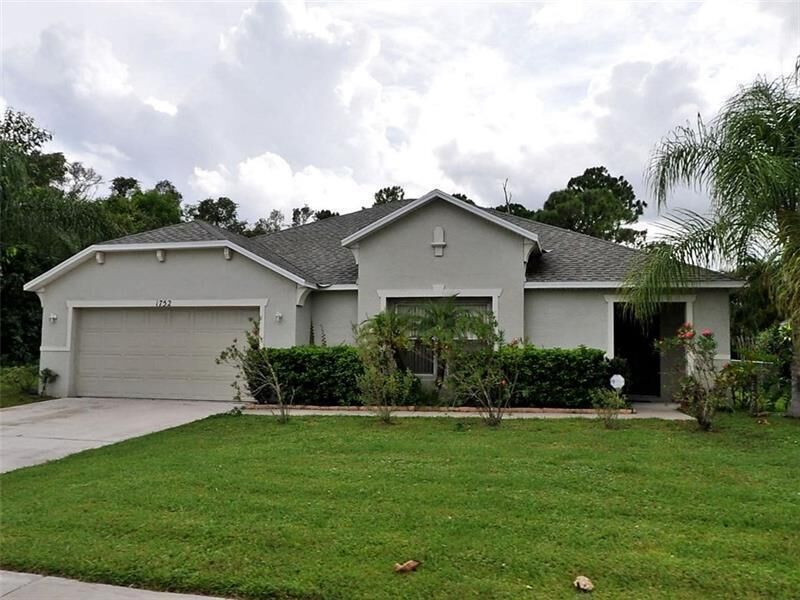 Property Photo:  1752 SW Airoso Boulevard  FL 34984 