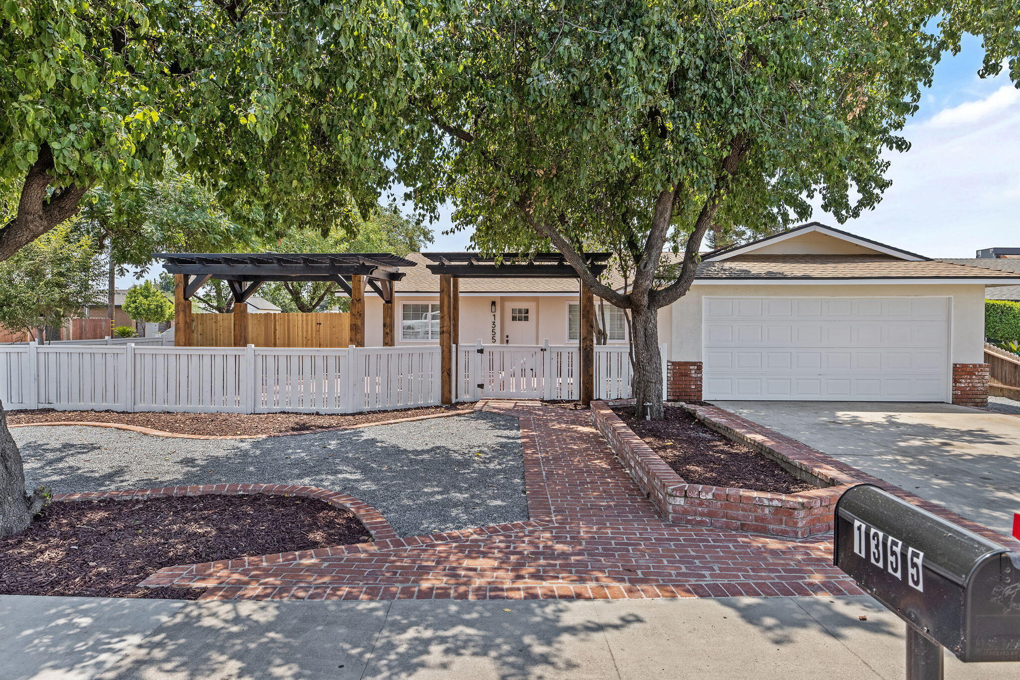 Property Photo: 1355 E Birch Avenue CA 93274